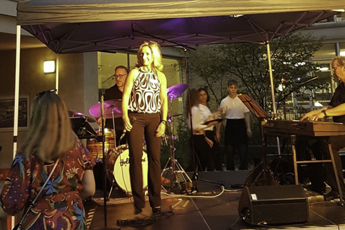 20.09.2025  200 Jahre FWG, Auftritt mit WOLFGANG BEHRENDT & FRIENDS mit v.lks. Tobias Stupeler (dr) und Wolfgang Behrendt (p), Friedrich-Wilhelm-Gymnasium (FWG) Köln