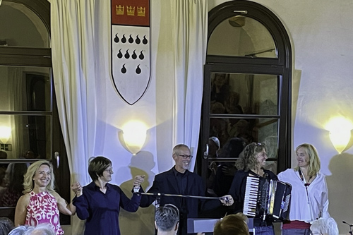 21.09.2025  9. Kölner Krätzjer Fest, Konzert mit v.lks. Charlotte Rettig (voc, p), Steve Nobles (p, voc), Tanja Krämer (acc) und Beate Haase (fl, sax), Severinstorburg Köln